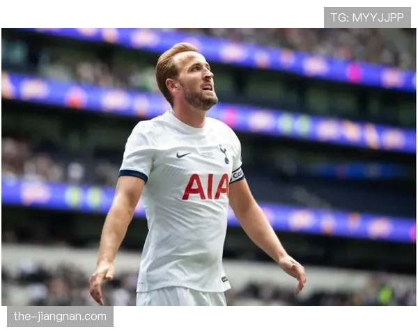 哈里·凯恩今天居然穿着运动鞋去机场？这反差也太日常了吧！